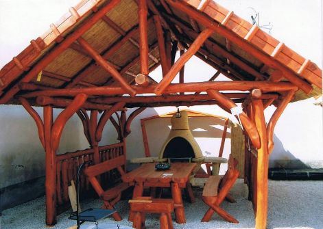 kertipavilonasztallalpadokkal.jpg kertipavilonasztallalpadokkal.jpg